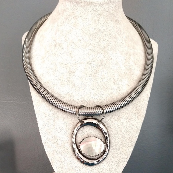 Jewelry - Flexible dark gray necklace w/gray MOP pendant